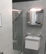 Sivo-srebrna omarica z ogledalom Naturel 60x65 cm z LED osvetlitvijo i s jednim vratima lijevo.