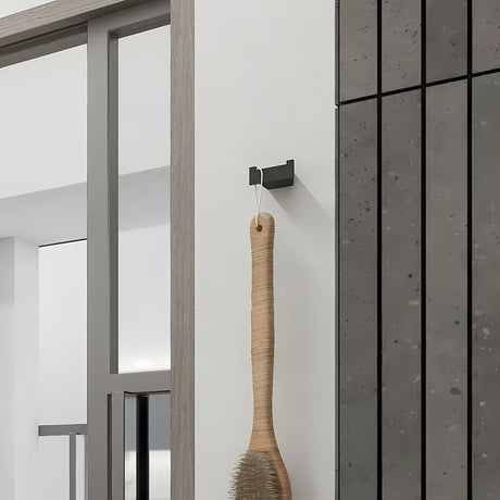 Črn mat dvojni kavelj Nimco Kibo kot minimalističen kopalniški dodatek.