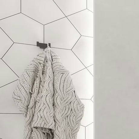 Črn mat dvojni kavelj Nimco Kibo kot minimalističen kopalniški dodatek.