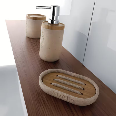 Pješčano bež dozator za tekući sapun Nimco Kora od polyresina i bambusa.