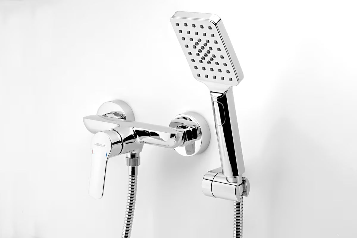 Stenska armatura za tuš Novaservis Metalia 54 u krom izvedbi s ručnim tušem i crijevom