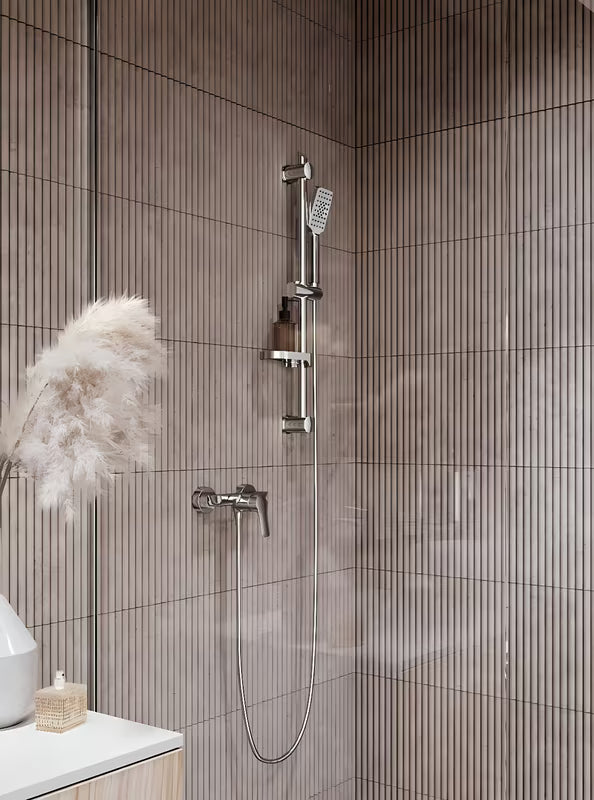 Enoročna stenska armatura za tuš Novaservis Metalia 54 u sjajnoj krom izvedbi.