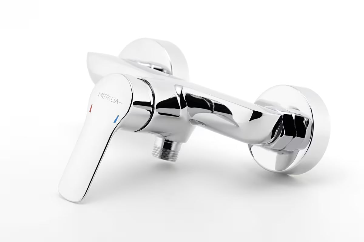 Enoročna stenska armatura za tuš Novaservis Metalia 54 u sjajnoj krom izvedbi.