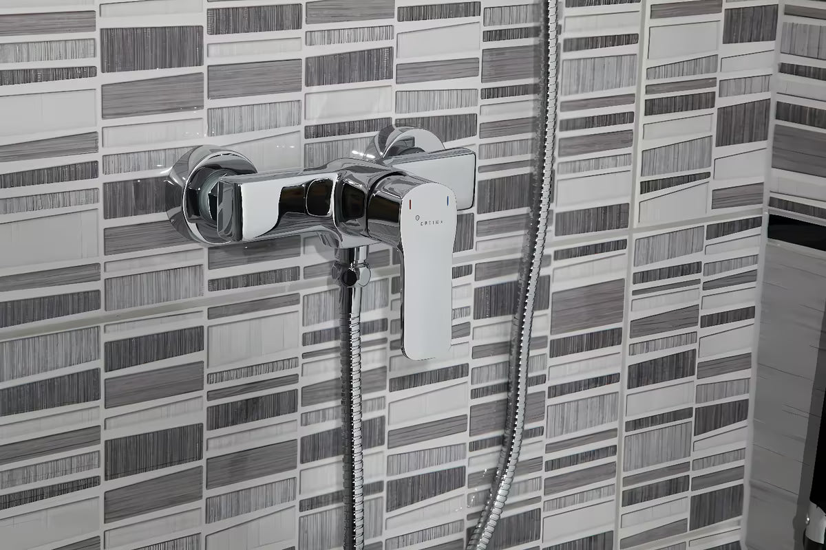 Stenska enoročna armatura za tuš Optima Cube Way v kromirani izvedbi z zaobljenim sodobnim dizajnom.
