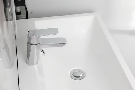 Kromirana armatura za umivalnik Optima Cube Way brez odtoka s keramično kartušo in gibljivim perlatorjem.
