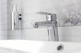 Kromirana armatura za umivalnik Optima Cube Way brez odtoka s keramično kartušo in gibljivim perlatorjem.
