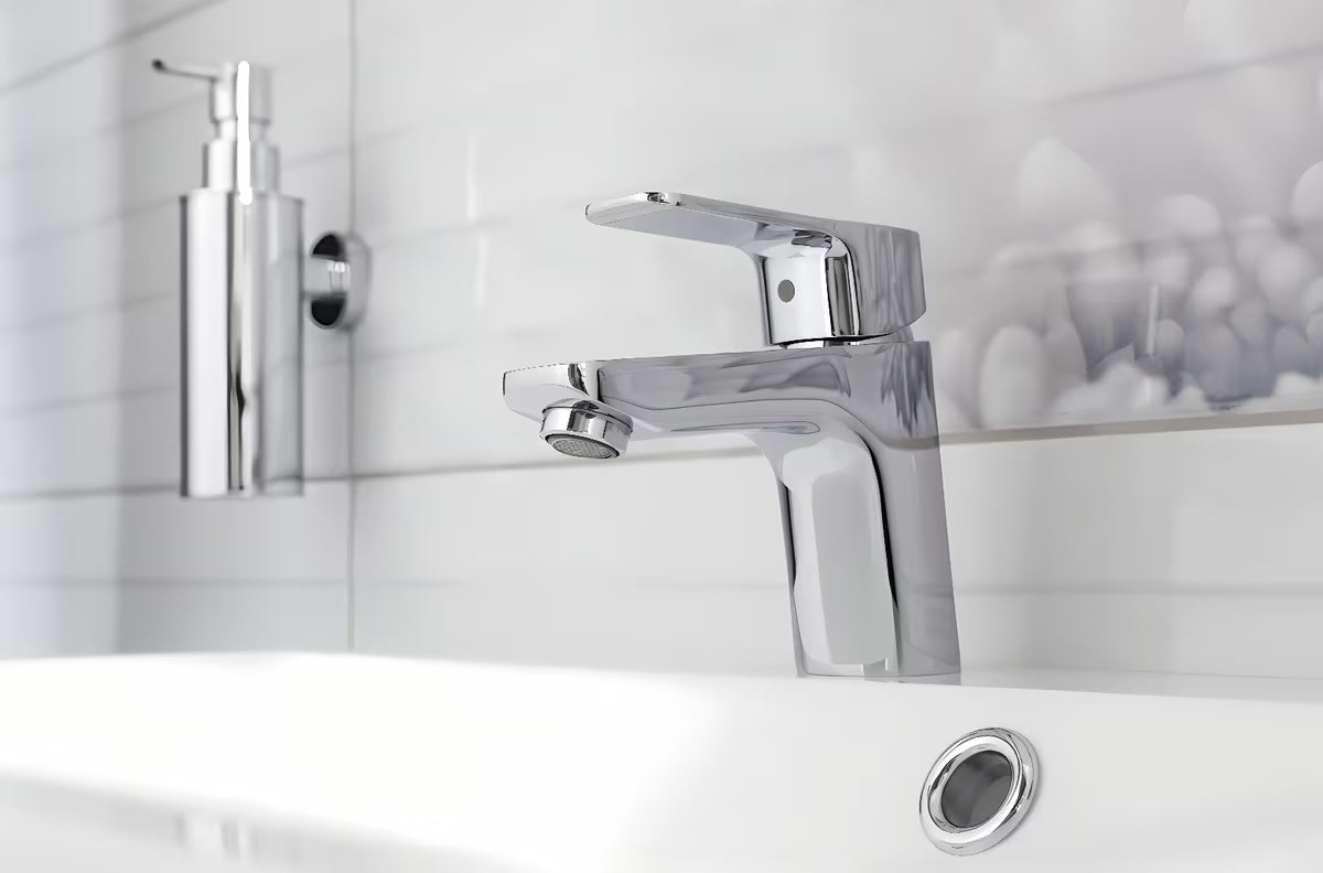 Kromirana armatura za umivalnik Optima Cube Way brez odtoka s keramično kartušo in gibljivim perlatorjem.