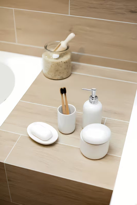 Bijeli dozator za tekući sapun Optima Daira jednostavnog, bezvremenskog dizajna