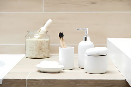 Bijela keramička posoda za milo Optima Daira jednostavnog, bezvremenskog dizajna.