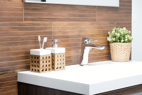 Samostoječi  dozirnik za milo Optima Libra u bijeloj boji s bambusovim elementom i četvrtastim dizajnom.