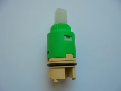 Keramična kartuša Optima pro kopalniške armature, namenjena pro obnovi gladkega upravljanja pretoka vode.