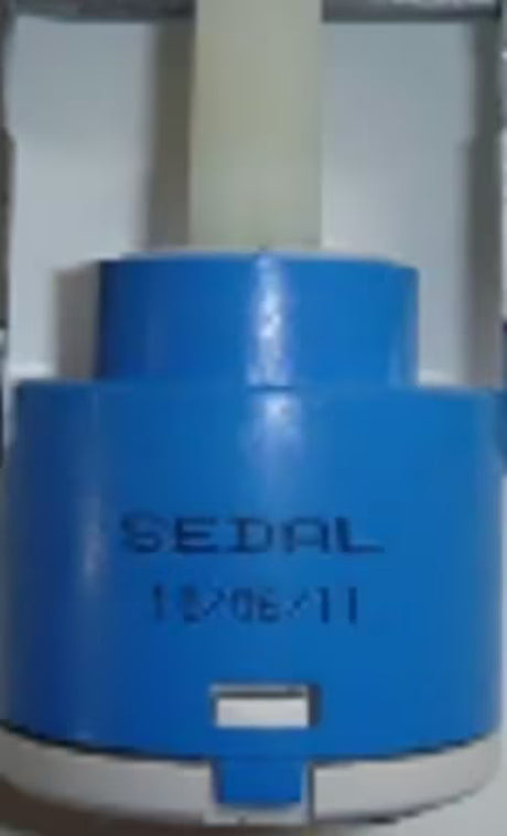 Keramički kartuša Optima pro za glatku regulaciju protoka i temperature vode u slavini.