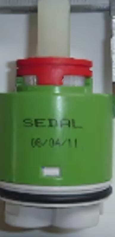 Keramički kartuša Optima kao rezervni del pro za glatku regulaciju protoka i temperature vode.