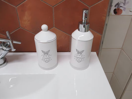 Bel keramični škatla s pokrovčkom Optima Provence kot samostoječi  dodatek za kopalnico
