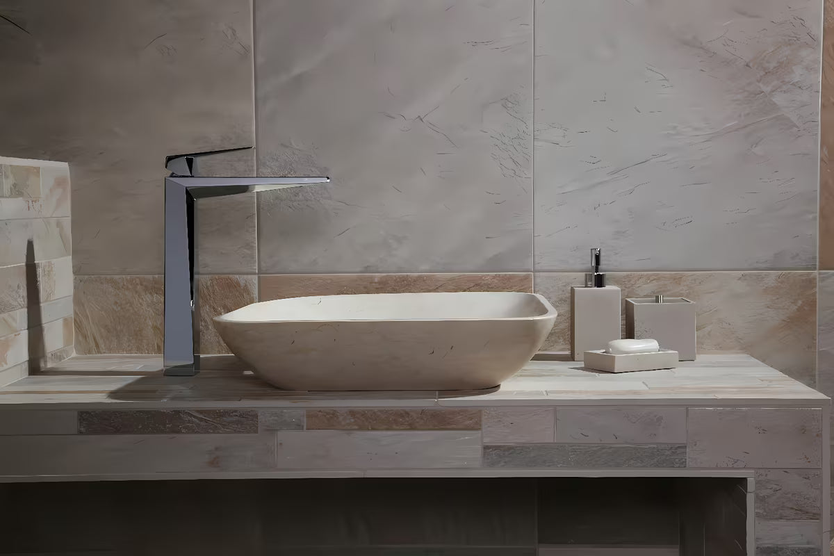 Elegantni višenamjenski škatla s pokrovčkom Optima Supera u izvedbi light-limestone za kupaonicu.