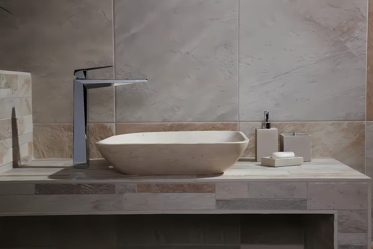 Elegantni višenamjenski škatla s pokrovčkom Optima Supera u izvedbi light-limestone za kupaonicu.