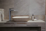 Eleganten večnamenski škatla s pokrovčkom Optima Supera v izvedbi light-limestone za kopalnico.