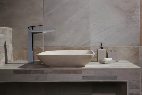 Eleganten večnamenski škatla s pokrovčkom Optima Supera v izvedbi light-limestone za kopalnico.