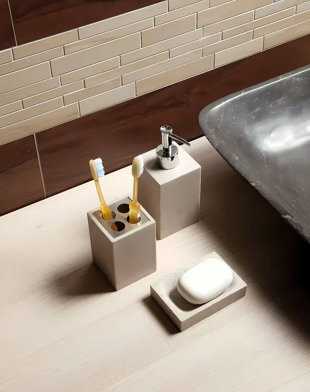 Samostoječi  dozirnik za tekoče milo Optima Supera v barvi light-limestone.