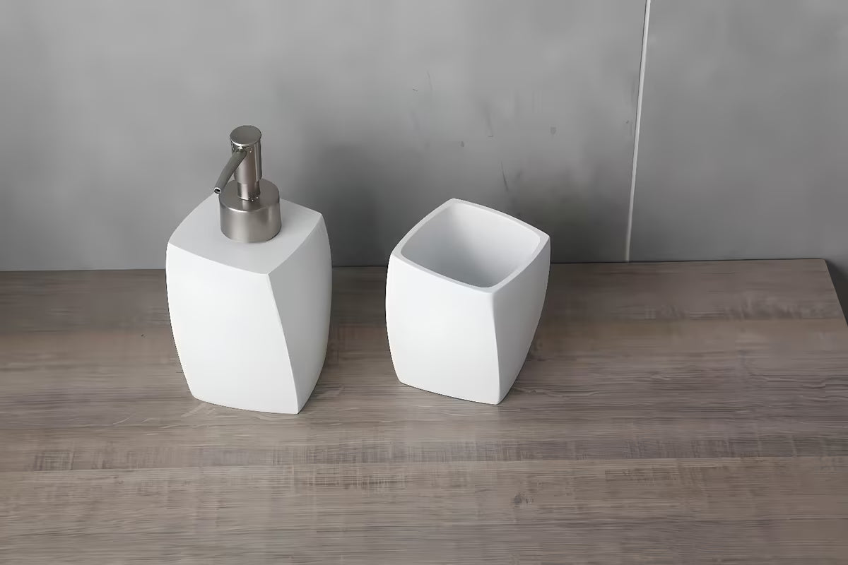 Bela samostoječi  WC ščetka Optima Suza z modernim dizajnom za kopalnico