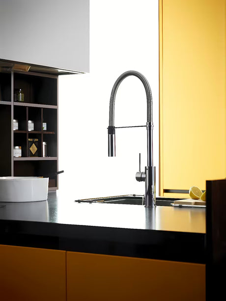 Enoročna armatura za pomivalno korito Paffoni Light u kromiranoj izvedbi z izvlečno prho i sa zakretnim izljevom.