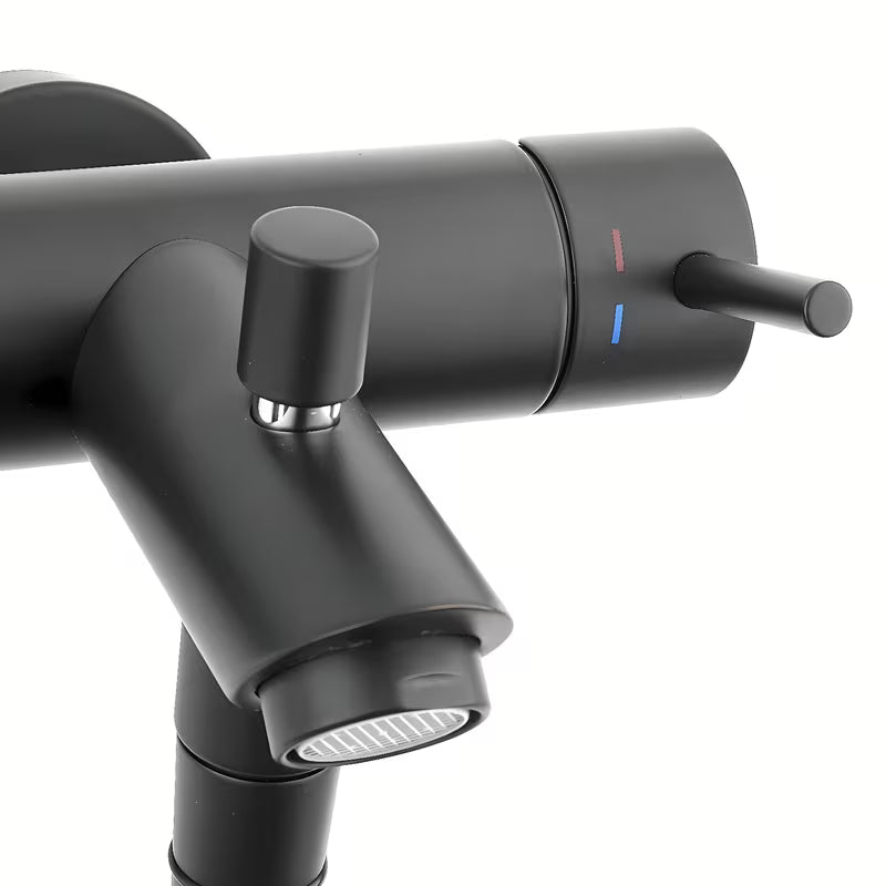 Enoročna stenska armatura za kad Paffoni Light s tuš setom u crnoj mat izvedbi.