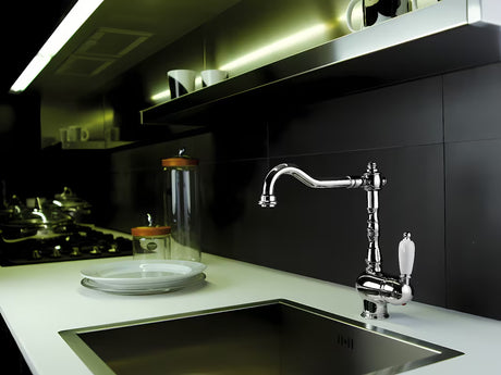 Kromirana armatura za pomivalno korito Paffoni Ricordi u retro zaobljenom dizajnu s ručicom i zakretnim izljevom.