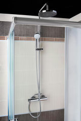 Tušni sistem Paffoni Chrome s jednoručnom miješalicom, ručnim i nadglavnim tušem u okruglom dizajnu.