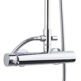 Tušni sistem Paffoni Chrome z enoročno armaturo, ročno in nadglavno prho v okroglem dizajnu.