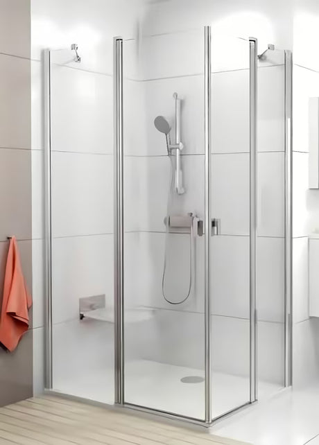Polovična kotna tuš kabina Ravak Chrome 90 cm v sijajnem kromu s prozornim steklom in odpiranjem na tečajih.