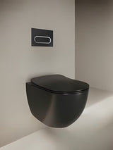 Viseča WC školjka Ravak Chrome v črni mat barvi z brezrobnim splakovanjem RimOff in skritim pritrjevanjem EasyFix.