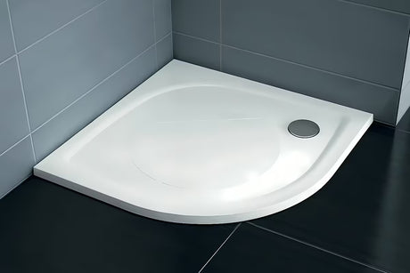 Bela polkrožna tuš kad Ravak Elipso Pro 90x90 cm iz litega marmorja s protizdrsno obdelavo.