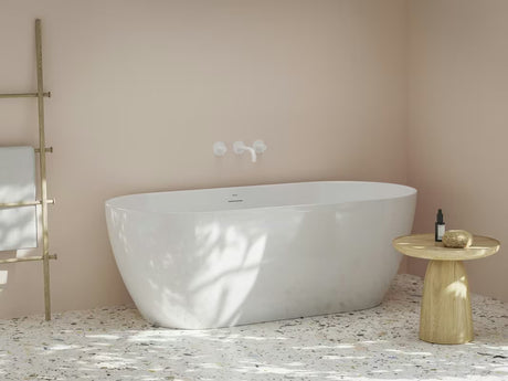 Samostoječi  akrilna kada Ravak Freedom O Tec 170 x 77 cm u bijeloj boji s kromiranim pokrovom odvoda.