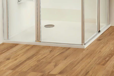 Bela polkrožna tuš kad Ravak Elipso Pro 90x90 cm iz litega marmorja s protizdrsno obdelavo.