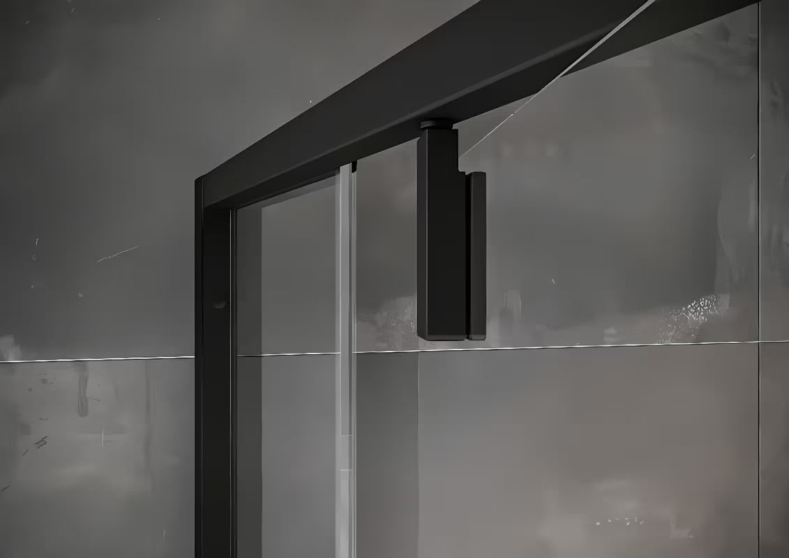 Ravak Nexty tuš vrata 120 cm v črni izvedbi s prozornim steklom in pivotnim odpiranjem.