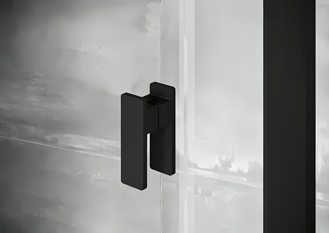 Ravak Nexty tuš vrata 120 cm v črni izvedbi s prozornim steklom in pivotnim odpiranjem.
