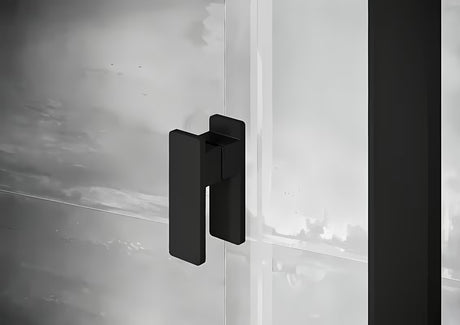 Ravak Nexty tuš vrata 120 cm v črni izvedbi s prozornim steklom in pivotnim odpiranjem.