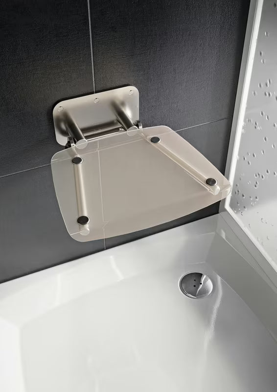 Zložljivo sedež za tuš Ravak Ovo B II s konstrukcijom od nehrđajućeg čelika i prozirnim poluprozirnim sjedalom Clear.