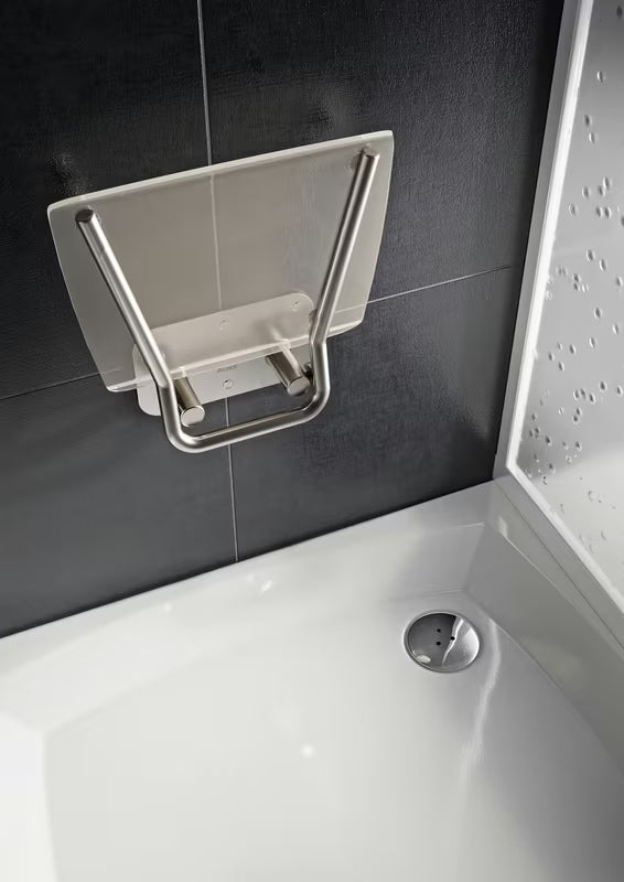 Zložljivo sedež za tuš Ravak Ovo B II s konstrukcijom od nehrđajućeg čelika i prozirnim poluprozirnim sjedalom Clear.