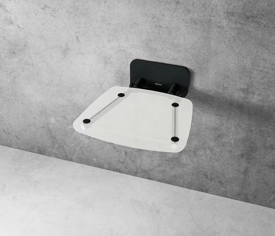 Zložljivo sedež za tuš Ravak Ovo B II s crnom konstrukcijom i prozirnim sjedalom Clear u četvrtastoj izvedbi.