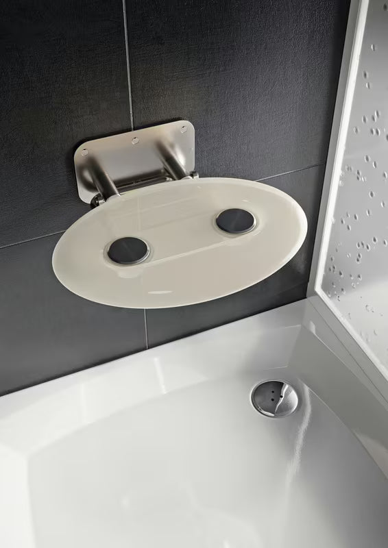 Zložljivo sedež za tuš Ravak Ovo P II s konstrukcijom od nehrđajućeg čelika i poluprozirno bijelim sjedalom Opal.