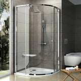 Polkrožna tuš kabina Ravak Pivot 80x80 cm u sjajnom kromu s prozirnim staklom i pivotnim otvaranjem.