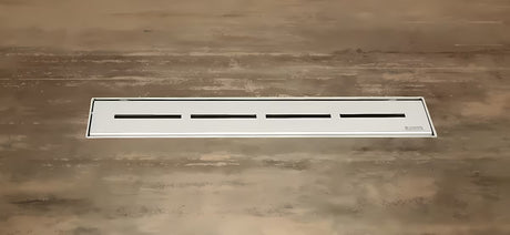 Nerjavni kanaleta za tuš Ravak Runway 105 cm v sijaj izvedbi pro za prostostoječo vgradnjo.