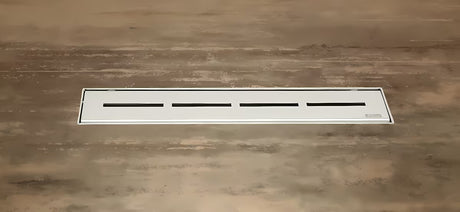 Nerjavni kanaleta za tuš Ravak Runway 85 cm v sijaj izvedbi pro za prostostoječo vgradnjo.