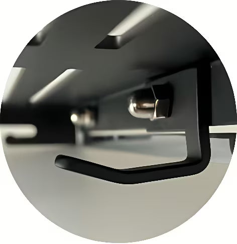 Kotna polica Ravak Slim C u izvedbi satin/krom s perforiranom površinom i donjim kukicama