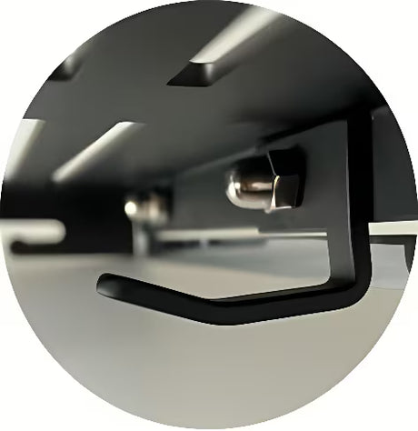 Kotna polica Ravak Slim C v izvedbi satin/krom s perforirano površino in spodnjimi kaveljčki