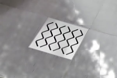 Talni sifon Ravak SN501 s plastičnim ohišjem in rešetko iz nerjavečega jekla, premer 10,5 cm.