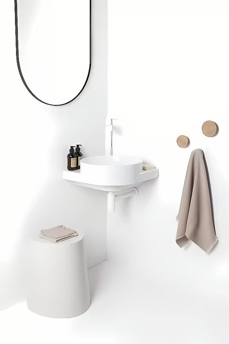 Bijeli keramički vgradni umivalnik Ravak Yard 45x45 cm s upuštenom odlagališnom plohom