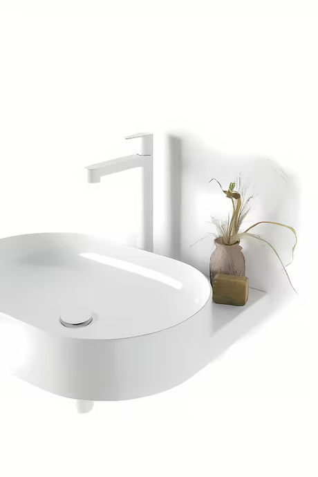 Vgradno keramički umivaonik Ravak Yard bijeli, ovalnog oblika i s uvučenom odlagališnom plohom.