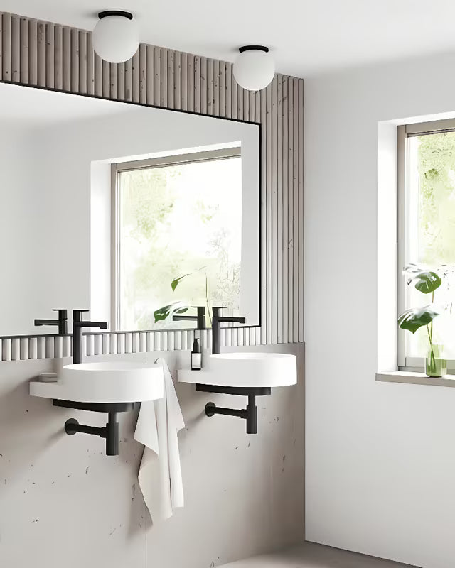 Bijeli keramički viseči umivalnik Ravak Yard 40 brez preliva s otvorom pro za stojeću slavinu.